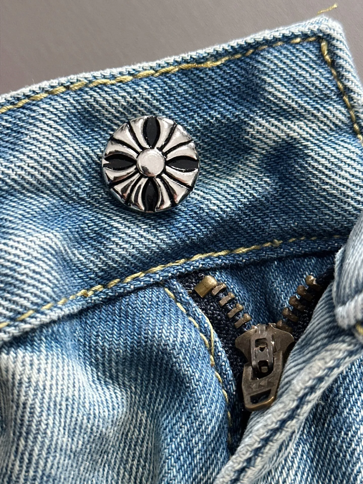 🅿️330 Croxin 2025 summer new jeans denim shorts, imported from Japan Denim plain cotton denim fabric woven and produced, complete with three standards, top stone washing process makes the texture reach the old taste of the 1980s, soft, delicate, comfortable and breathable, the color has a modern and fashionable vicissitudes, the upper body is versatile and fashionable! Light luxury, a must-have item for daily commuting! Code number: 28-40 (please state your height and weight when placing an order)
